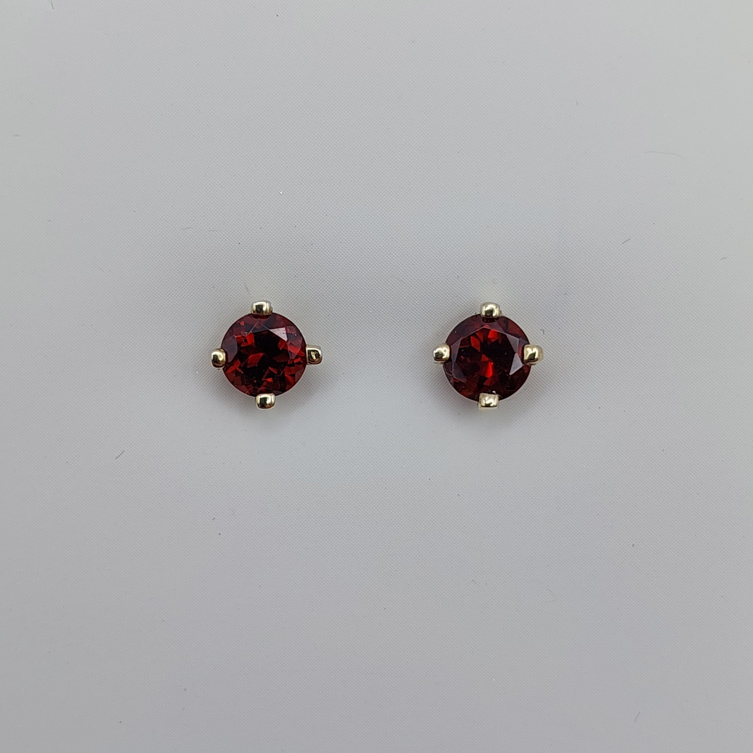 9 Carat Yellow Gold and Garnet Claw Set Stud Earrings E195