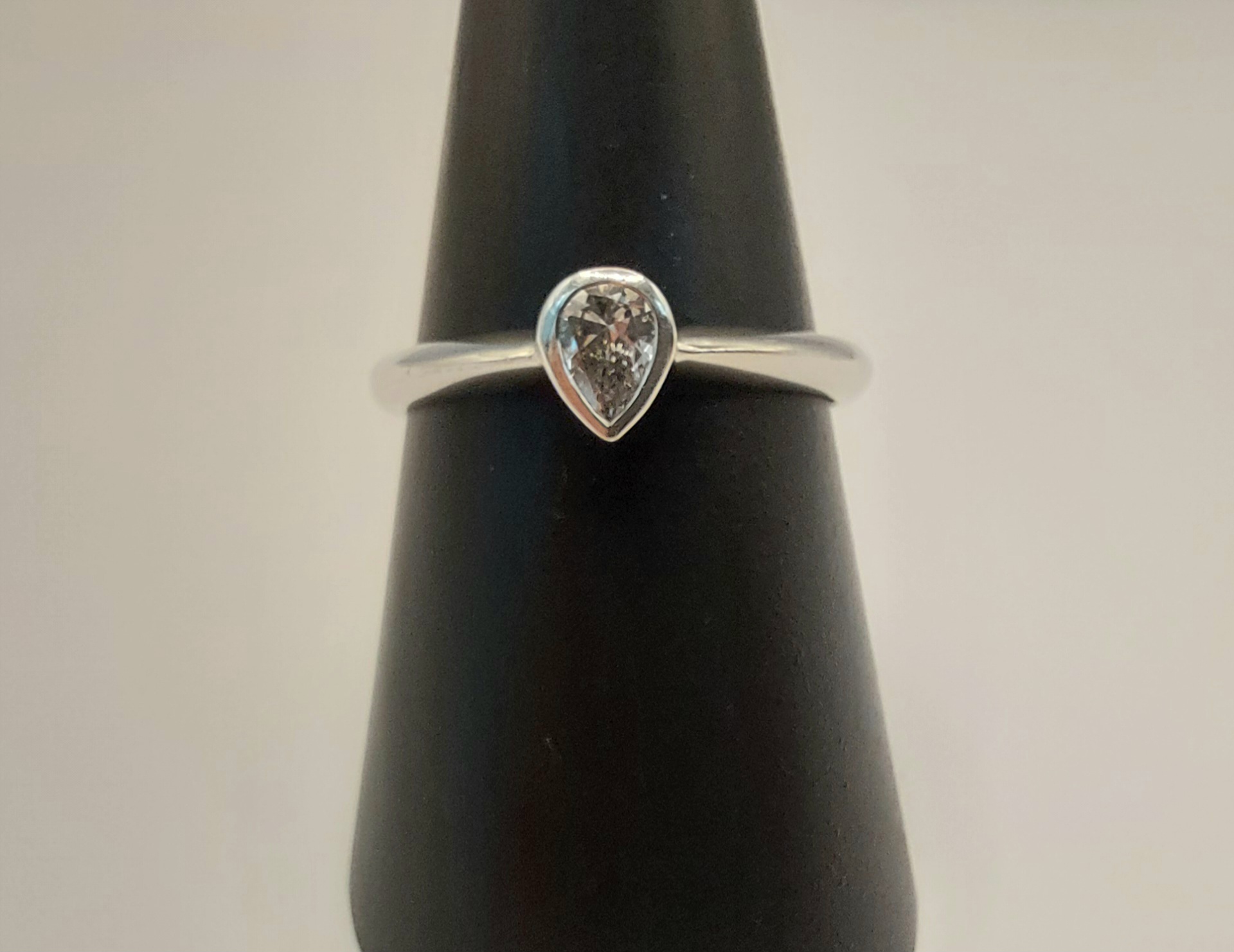 9ct White Gold and Diamond Ring