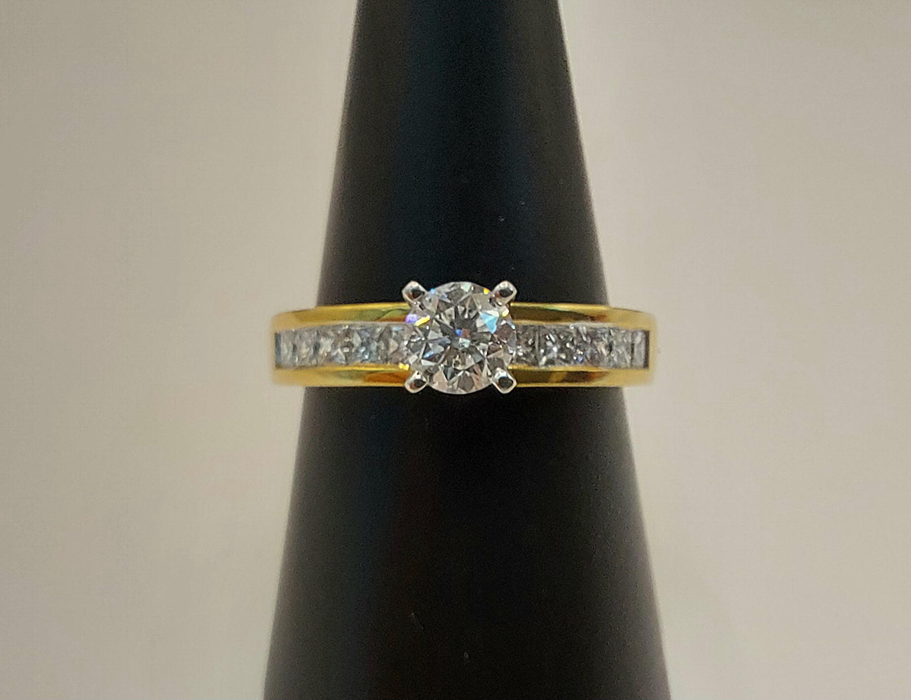 18ct Gold and Diamond Ring